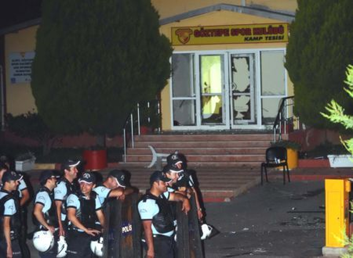 Göztepe Taraftarları Kulüp Binasına Saldırdı