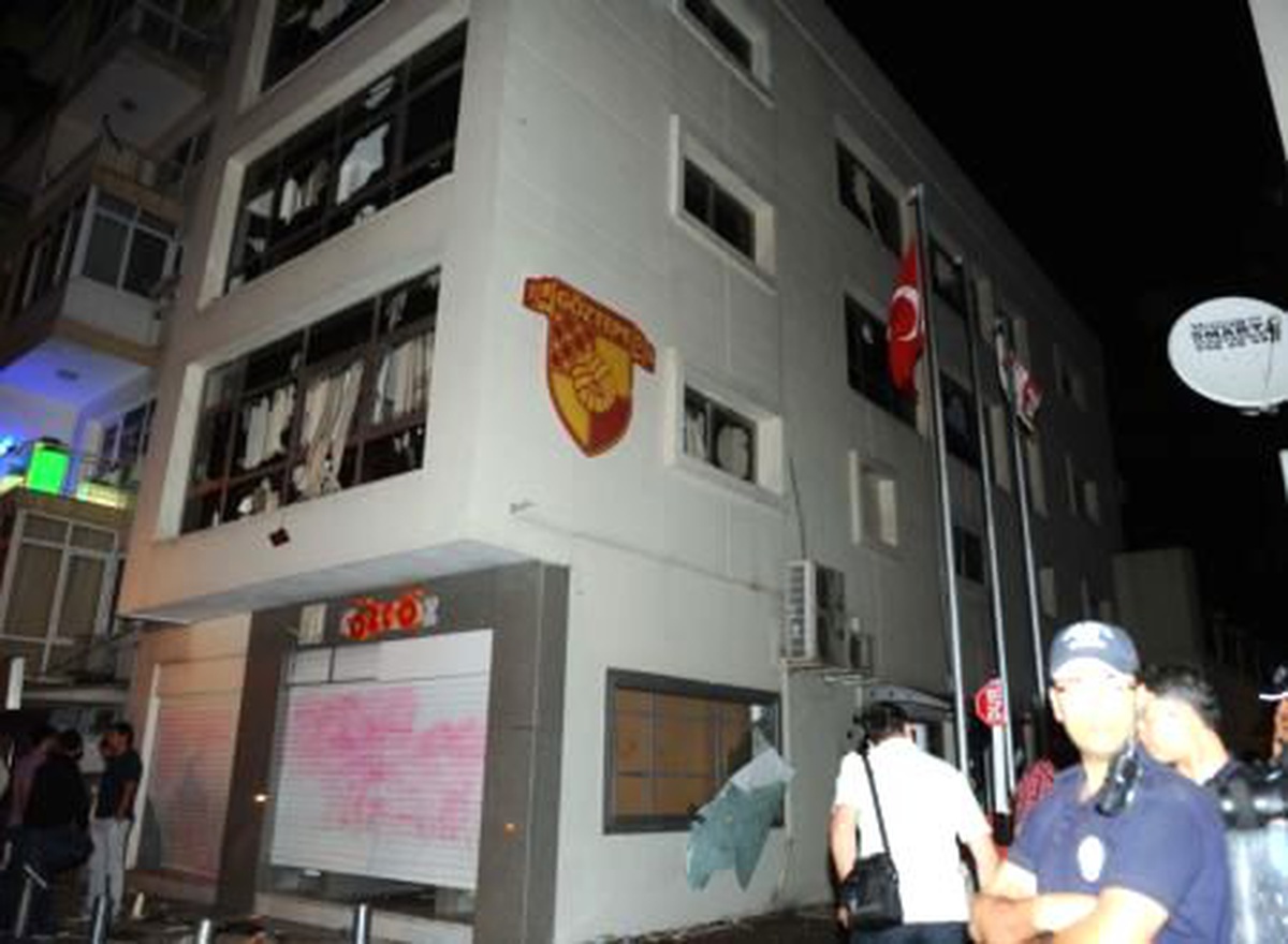 Göztepeli Taraftarlar Kulüp Binasını Bastı