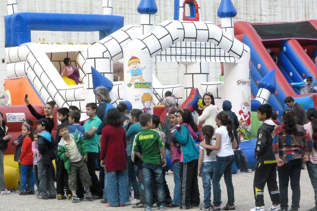 Gümüşhane\'de Şişme Oyun Grupları ile Çocuklar Doyasıya Eğlendi