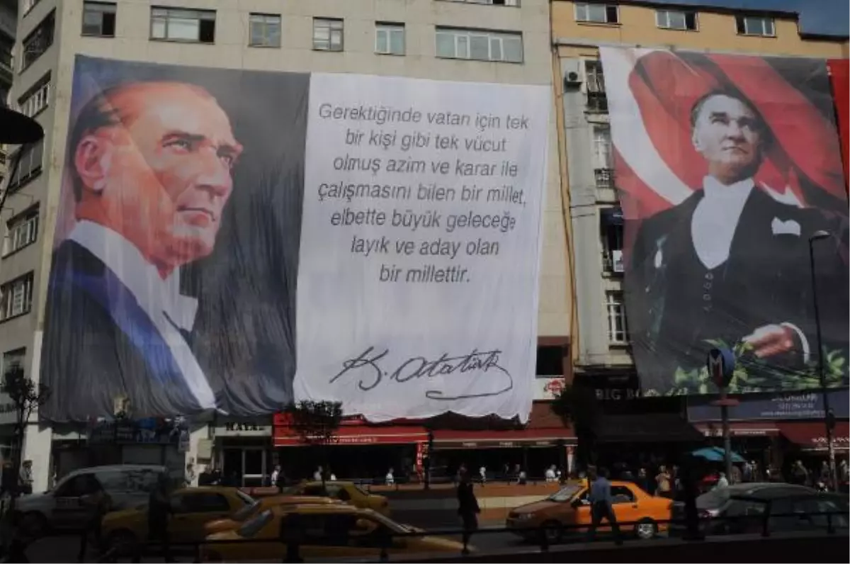 Halaskargazi Caddesi Türk Bayrağı ve Atatürk Posterleri ile Donatıldı