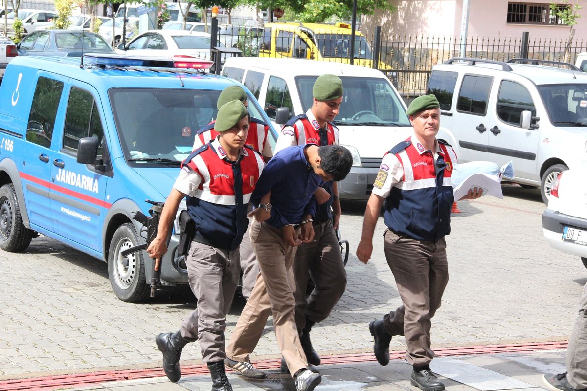 İç Çamaşırı Arasında 2 Kilo Esrar Saklayan Şüpheli Serbest