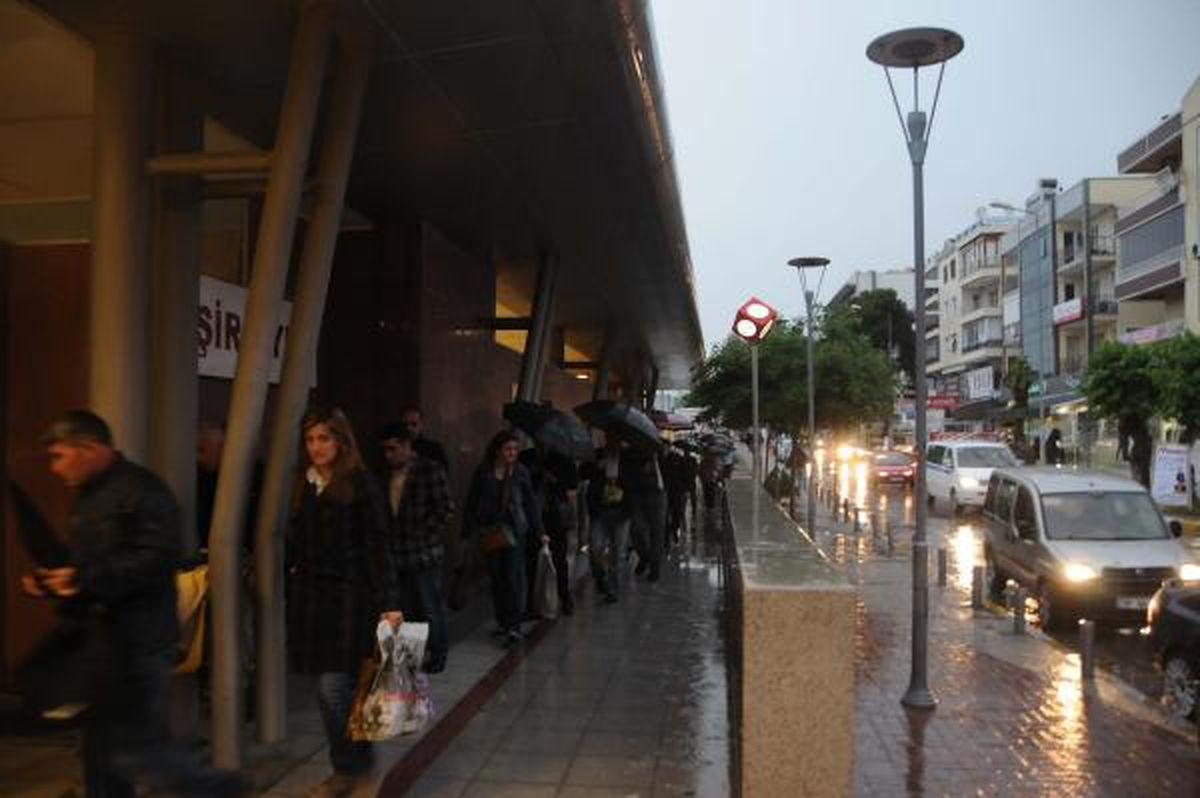 İzmirliler Güne Yağmur ile Uyandı