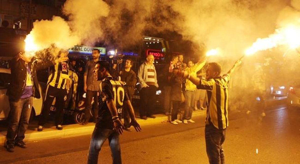 KKTC\'de Taraftarlar Sokaklara Döküldü