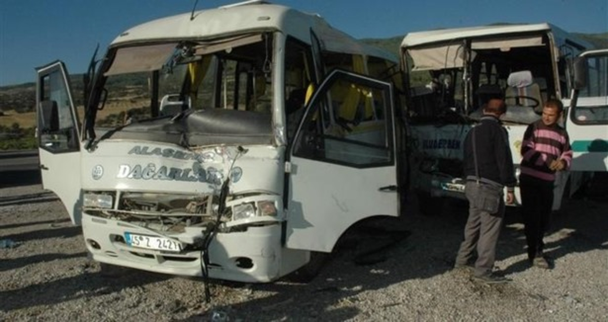 Kocaeli\'de Trafik Kazası: 14 Yaralı