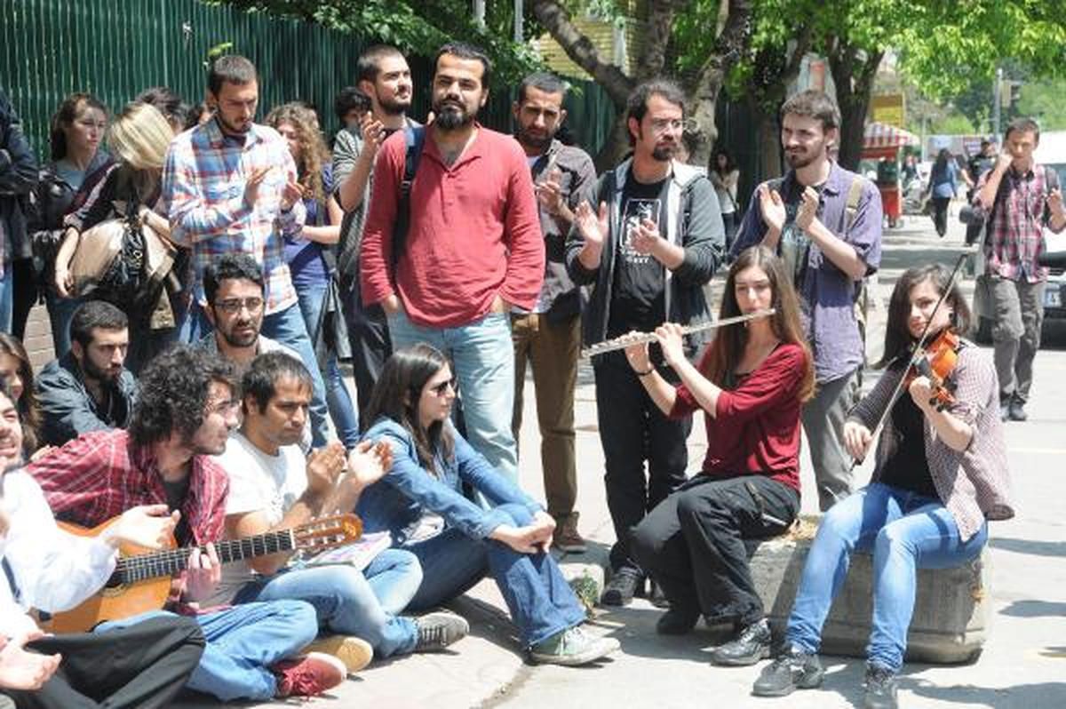 Öğrencilerden Türkülü Protesto