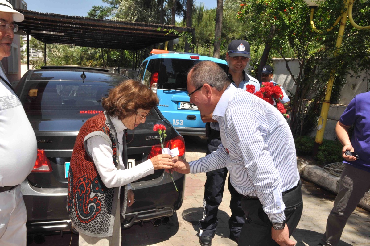 Kuşadası'nda Annelere 15 Bin Karanfil
