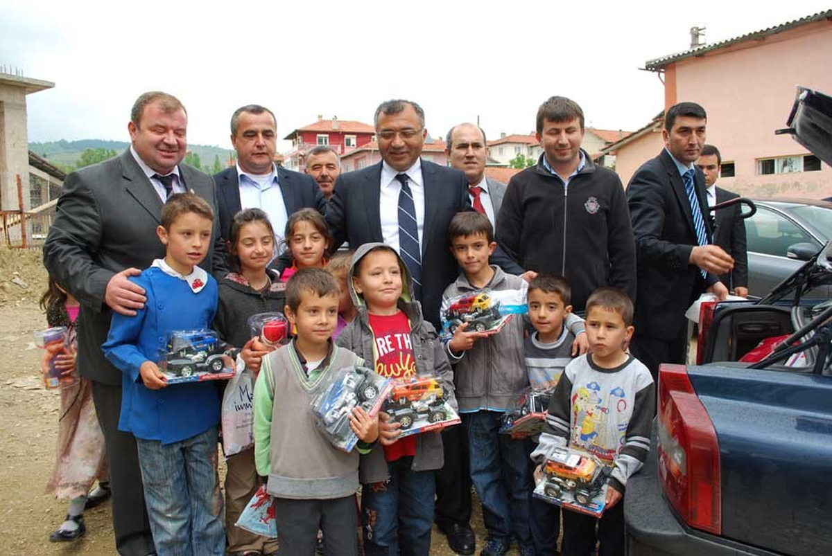 Kütahya Valisi Çocuklara Oyuncak Dağıttı