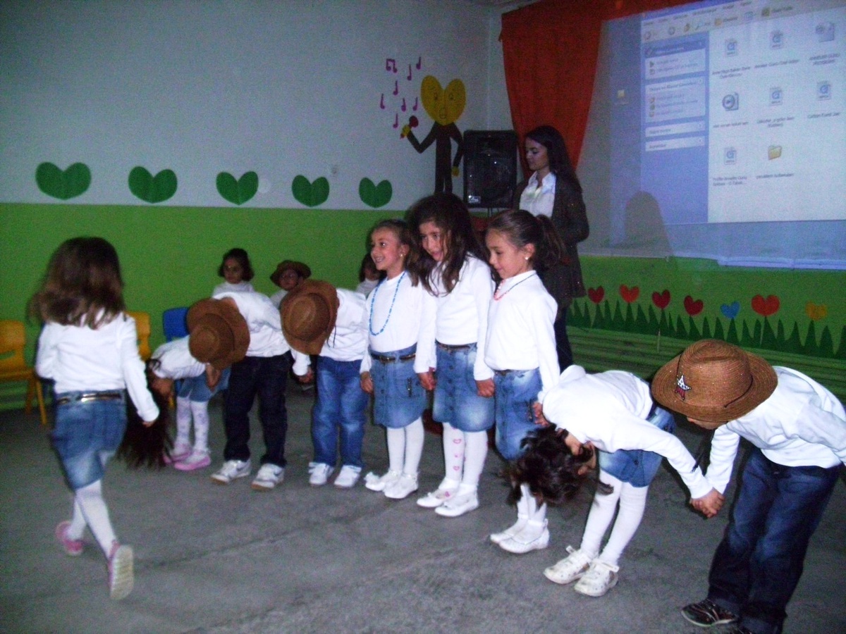 Kutluhallar İlkokulu\'nda \'Anneler Günü\' Etkinliği