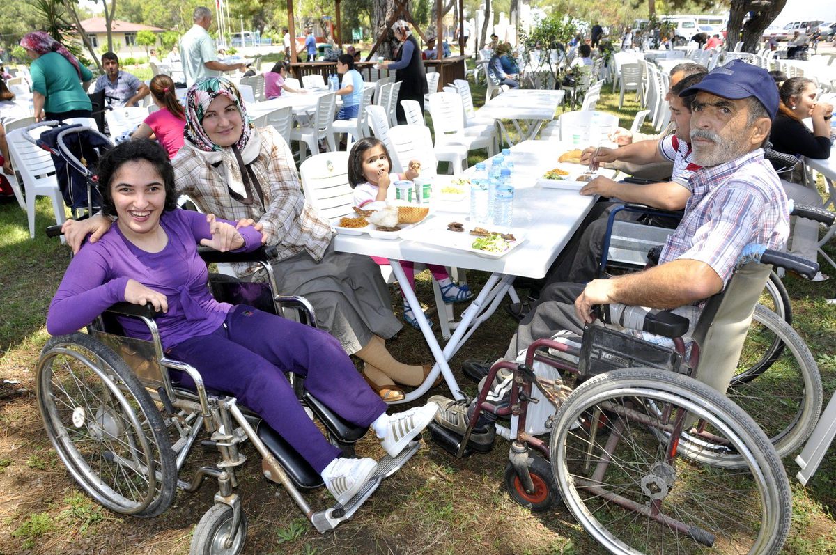 Manavgat Belediyesi\'nden Engelli Vatandaşlara Piknik