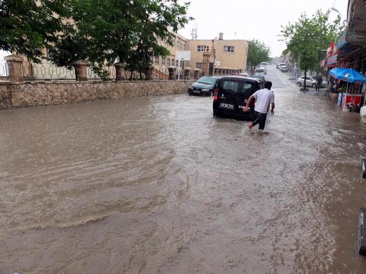 Mardin\'de Yağmur Caddeleri Göle Çevirdi