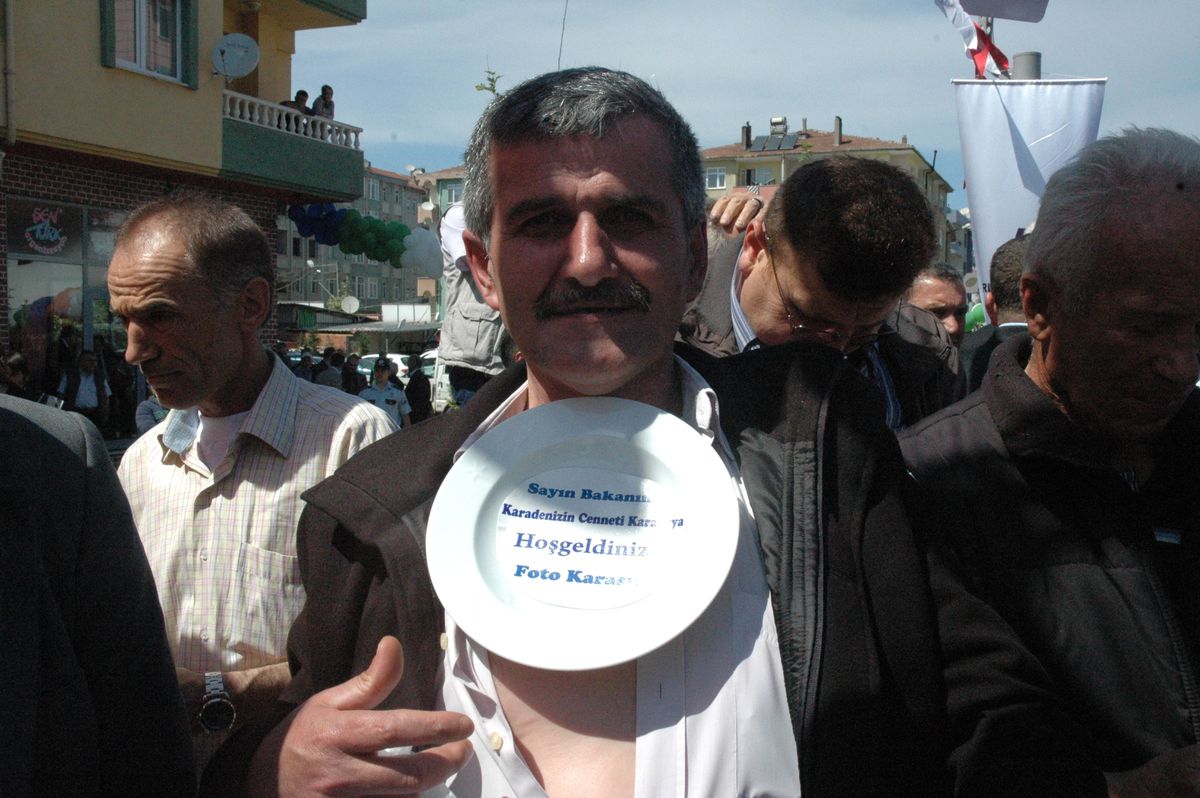 Mıknatıs Adamdan Tabak Şov