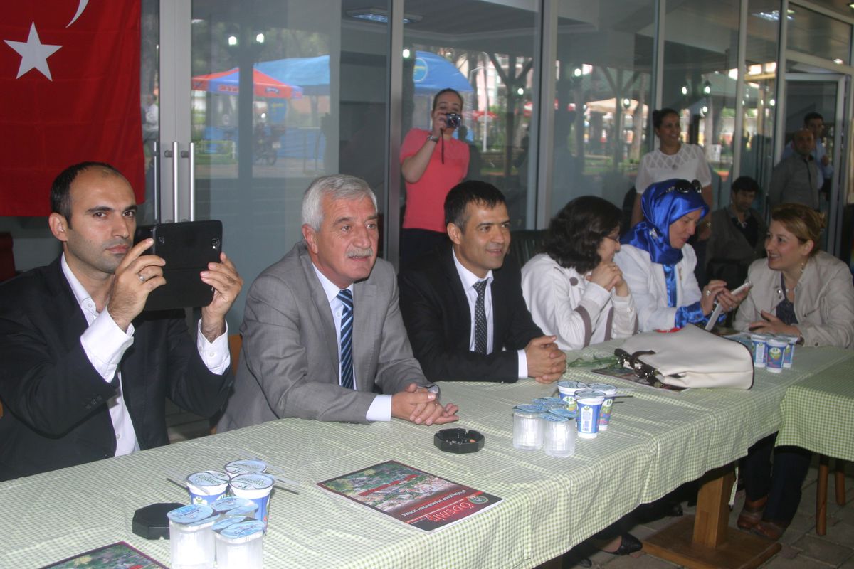 Ödemiş Emnniyeti\'nden "Muhtaç Çocuklarla El Ele" Etkinliği
