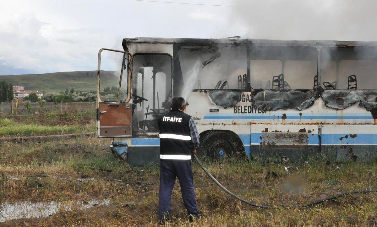 Park Halindeki Otobüs Alev Alev Yandı