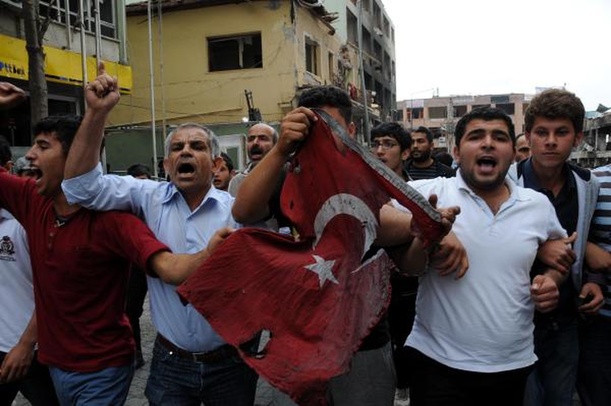 Reyhanlı\'da Yanmış Bayrakla Protesto