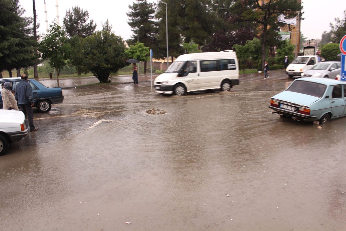 Sağanak Yağış Taşkına Neden Oldu