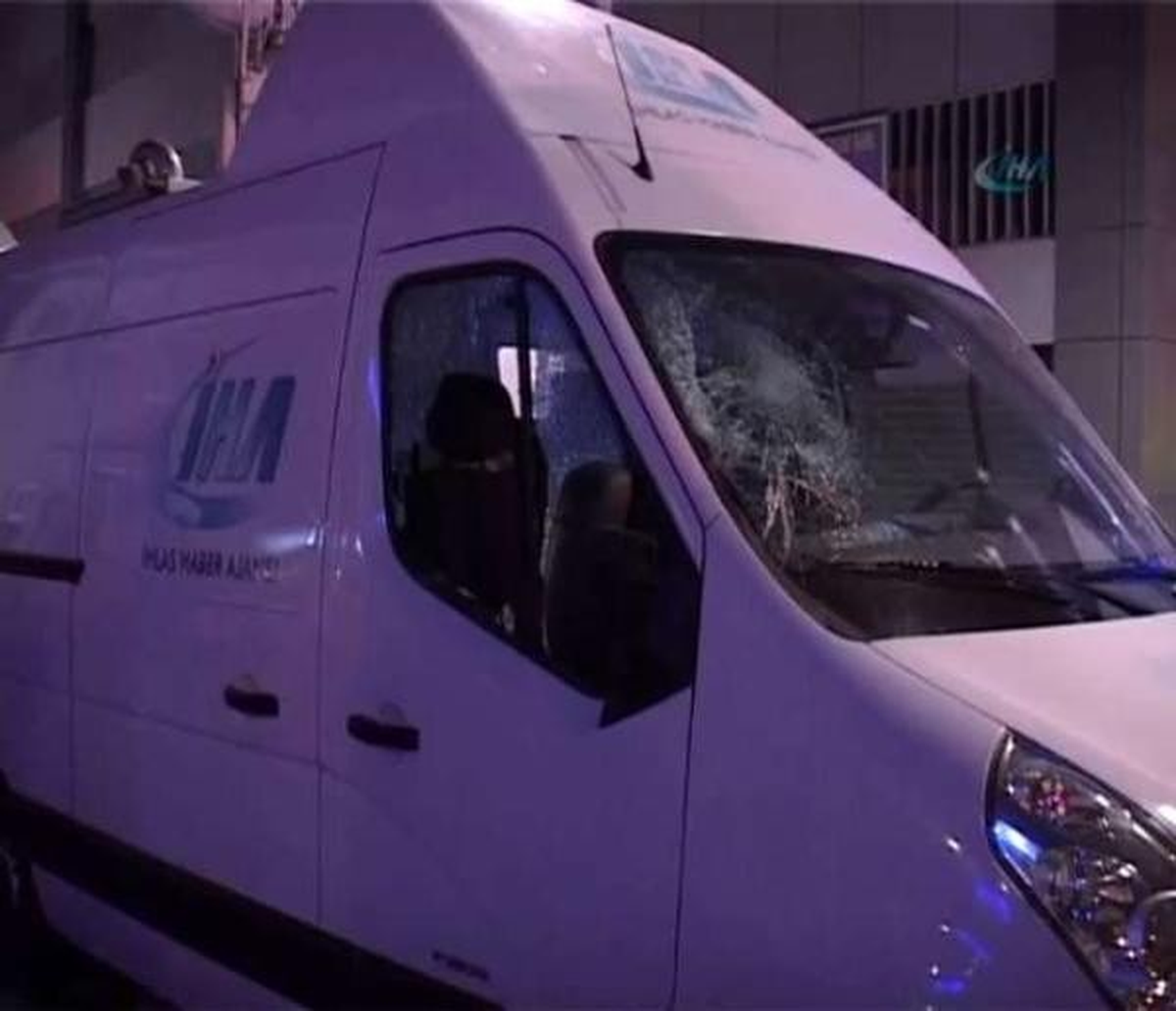 Taraftarlar İha'nın Canlı Yayın Aracını Taşladı