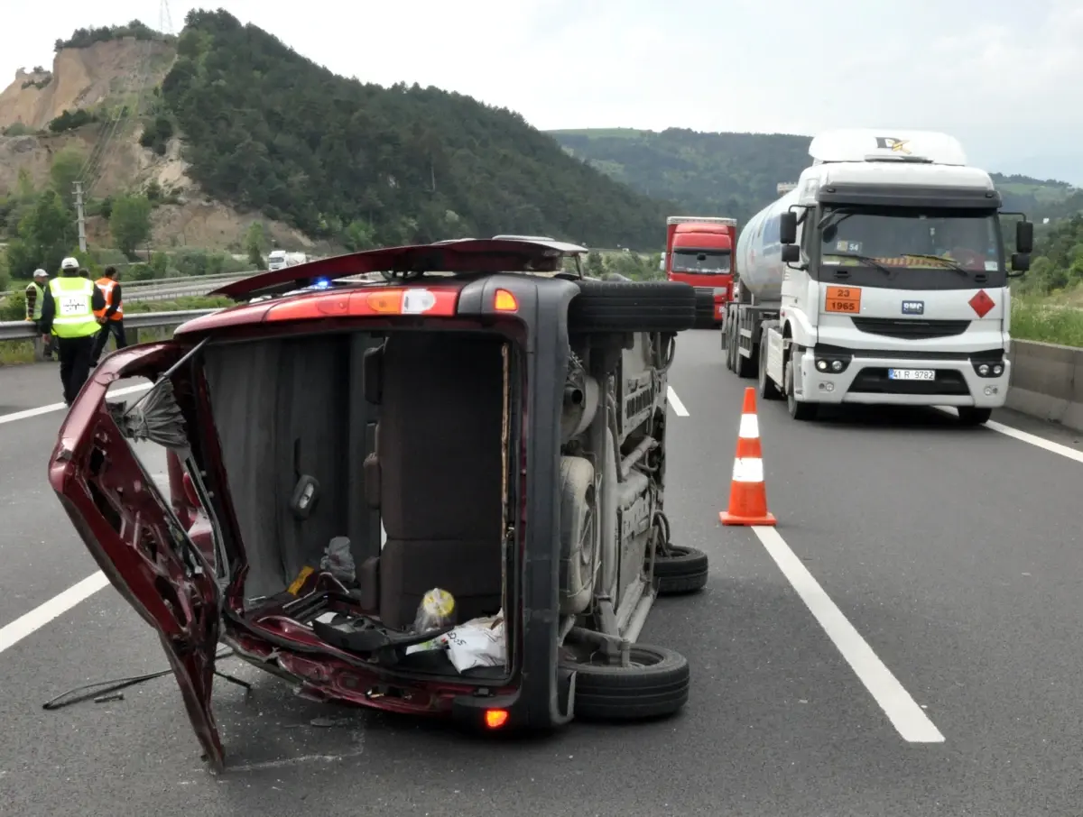 Tem Otoyolu\'nda Trafik Kazası: 4 Yaralı