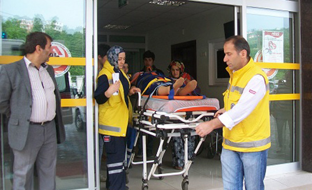 Trabzon\'da Öğrenci Servisi ile Yolcu Minibisü Çarpıştı: 16 Yaralı