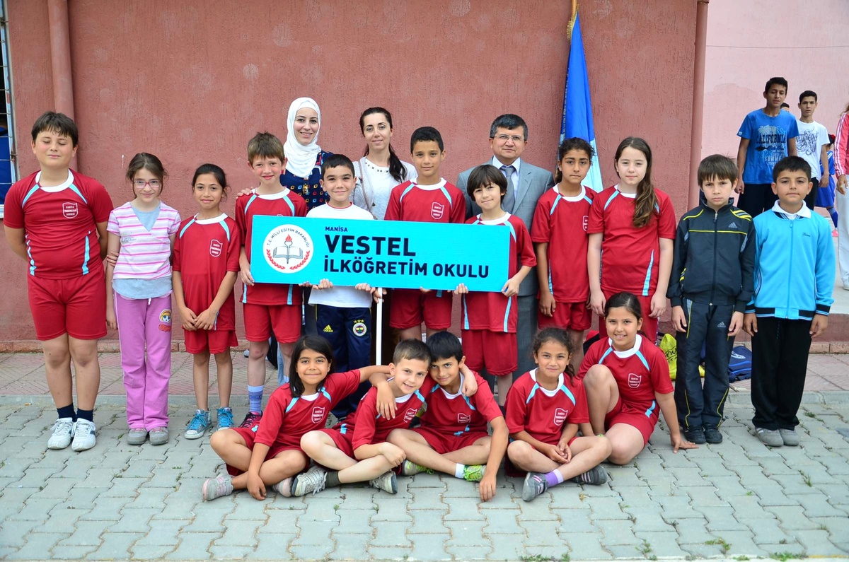 Vestel İlköğretim Okulu İzmir\'den Birincilikle Döndü