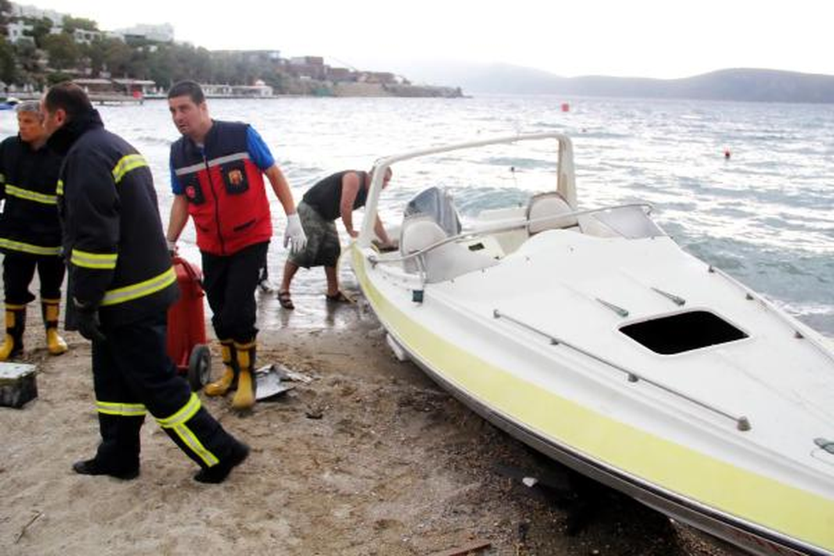 Yanan Tekneden Denize Atlayarak Kurtuldular