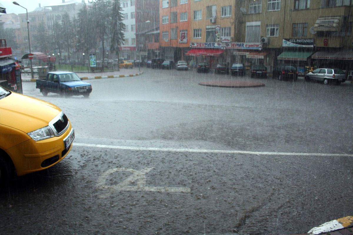 Yenice Yağmura Teslim Oldu