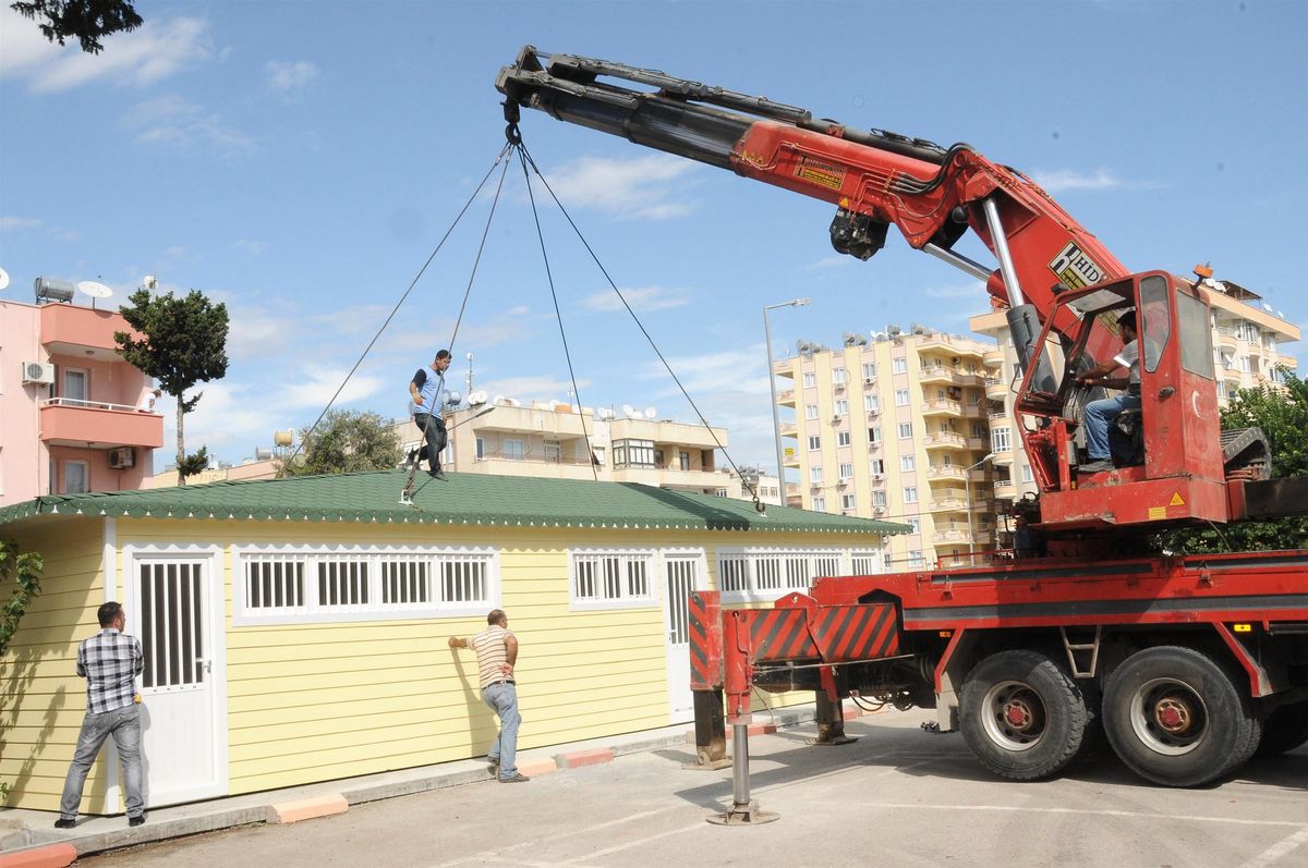 Yenişehir\'deki Okullara Prefabrik Soyunma Kabinleri Yerleştiriliyor