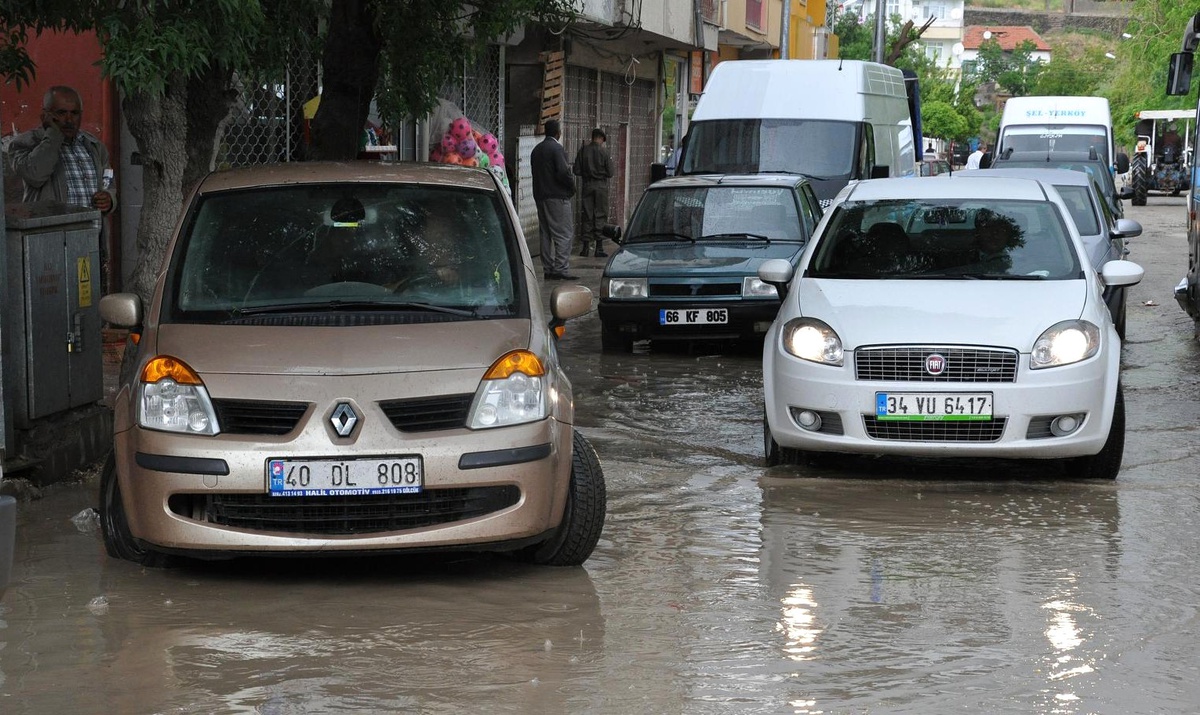 Yerköy'de Etkili Olan Yağmur Hayatı Olumsuz Etkiledi