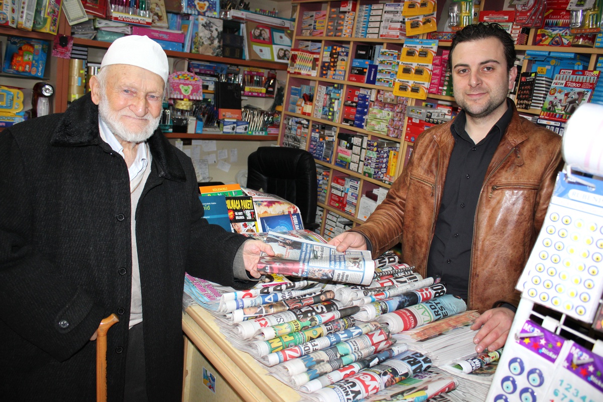 89 Yaşında Günde 10 Gazete Okuyor