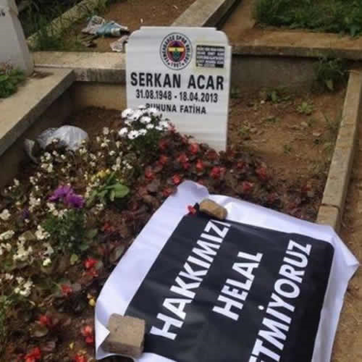 Acar'ın Kabrine Pankart Koydular