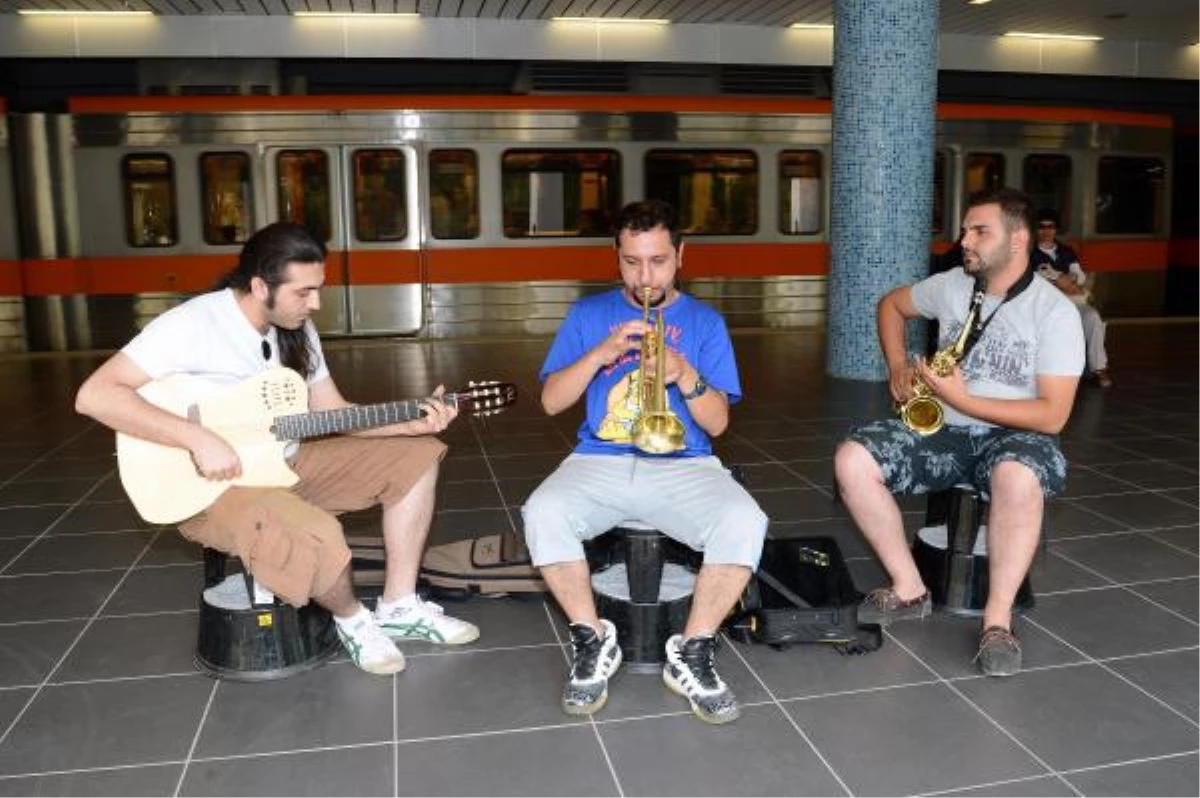 Adana\'daki Metroda Her Pazartesi Müzik Dinletisi Var