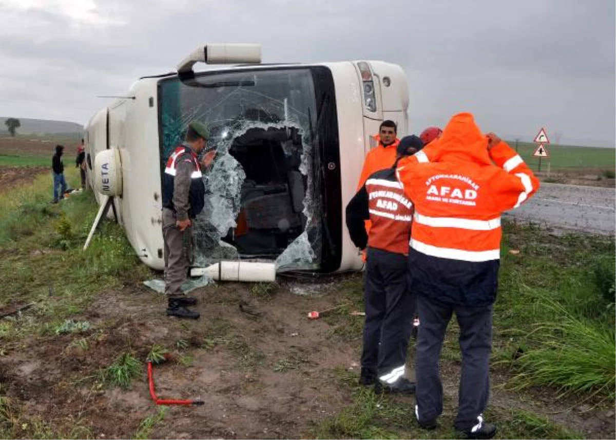 Afyonkarahisar\'da, Otobüs Şarampole Devrildi: 1 Ölü, 43 Yaralı