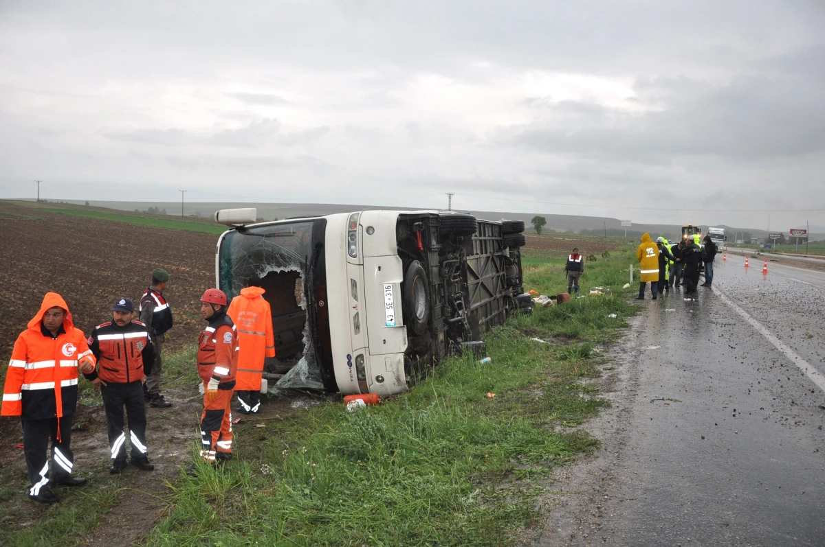 Afyonkarahisar\'da, Otobüs Şarampole Devrildi: 1 Ölü, 43 Yaralı(2)