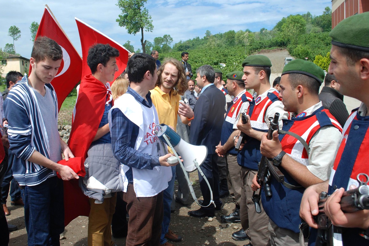 Akil İnsanlar, Ordu\'da Salona Protesto ile Girdi