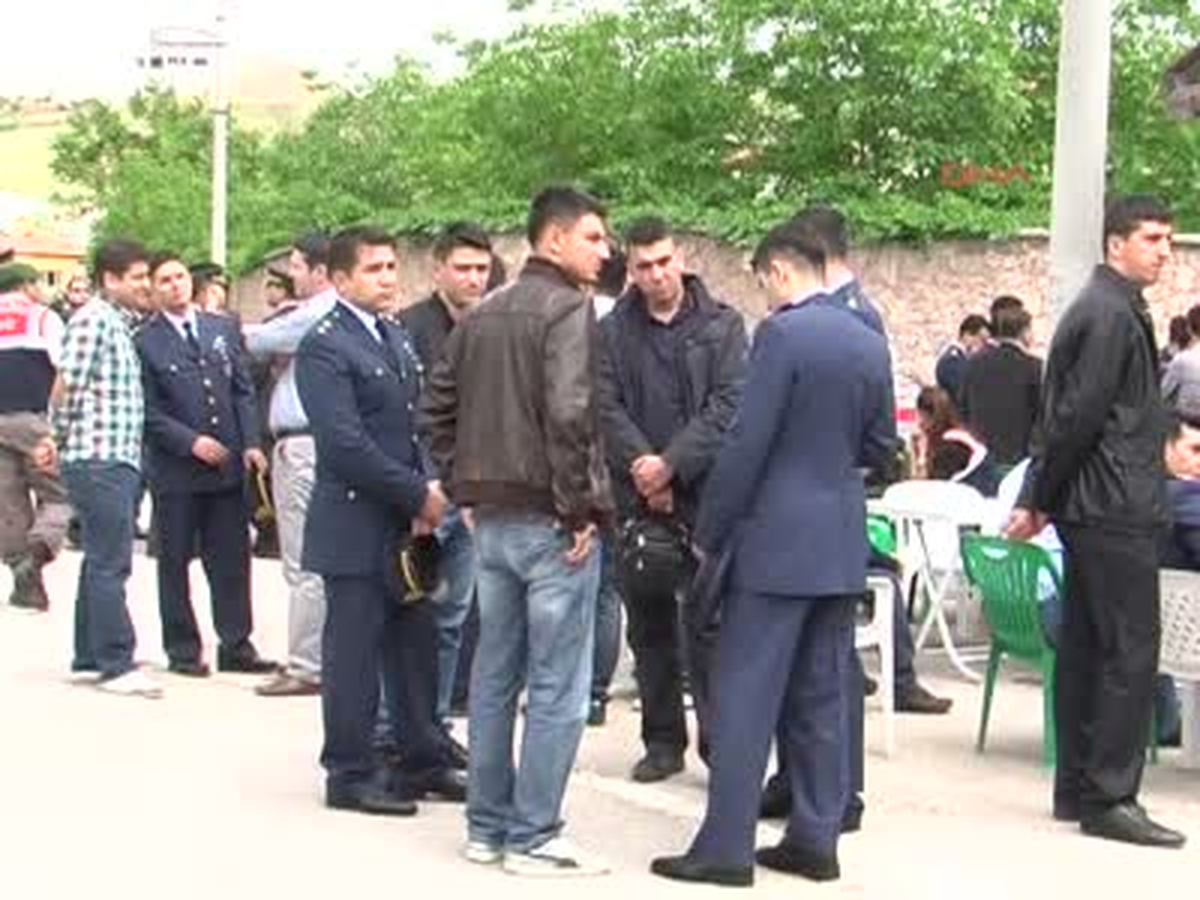 Aksaray Hava Kuvvetleri Komutanı'ndan Şehit Babasına Başsağlığı Hava Kuvvetleri Komutanı'ndan Şehit...