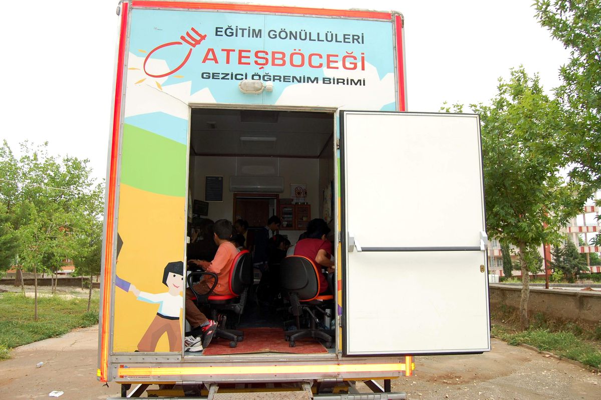 Ateş Böceği Çocukları Eğitiyor