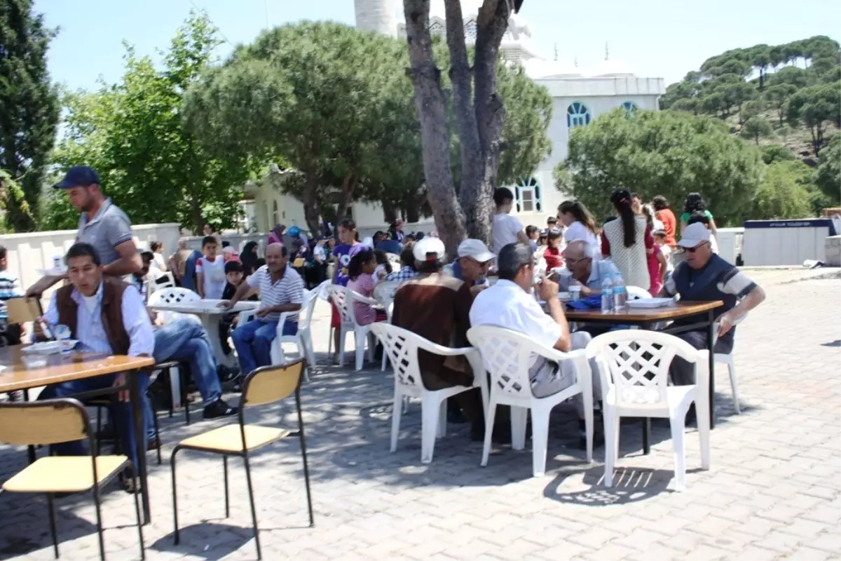 Ayvalık Yenimahalle\'de Geleneksel Hayır Yemeği