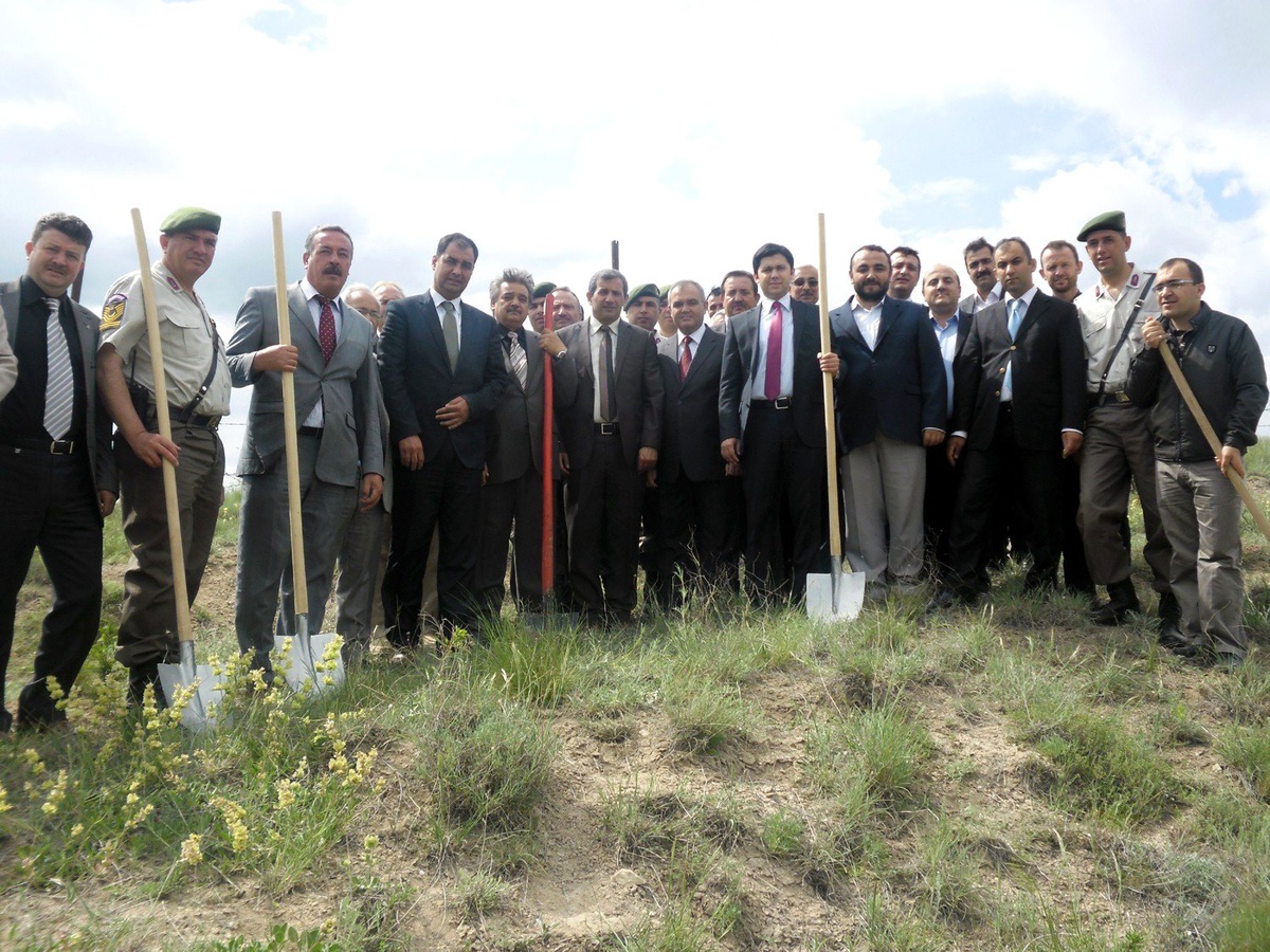 Balışeyh\'te Kaymakam ve Kurum Amirleri Fidan Dikti