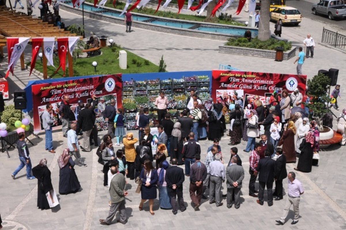 Başkan Bakırcı Anneleri Unutmadı