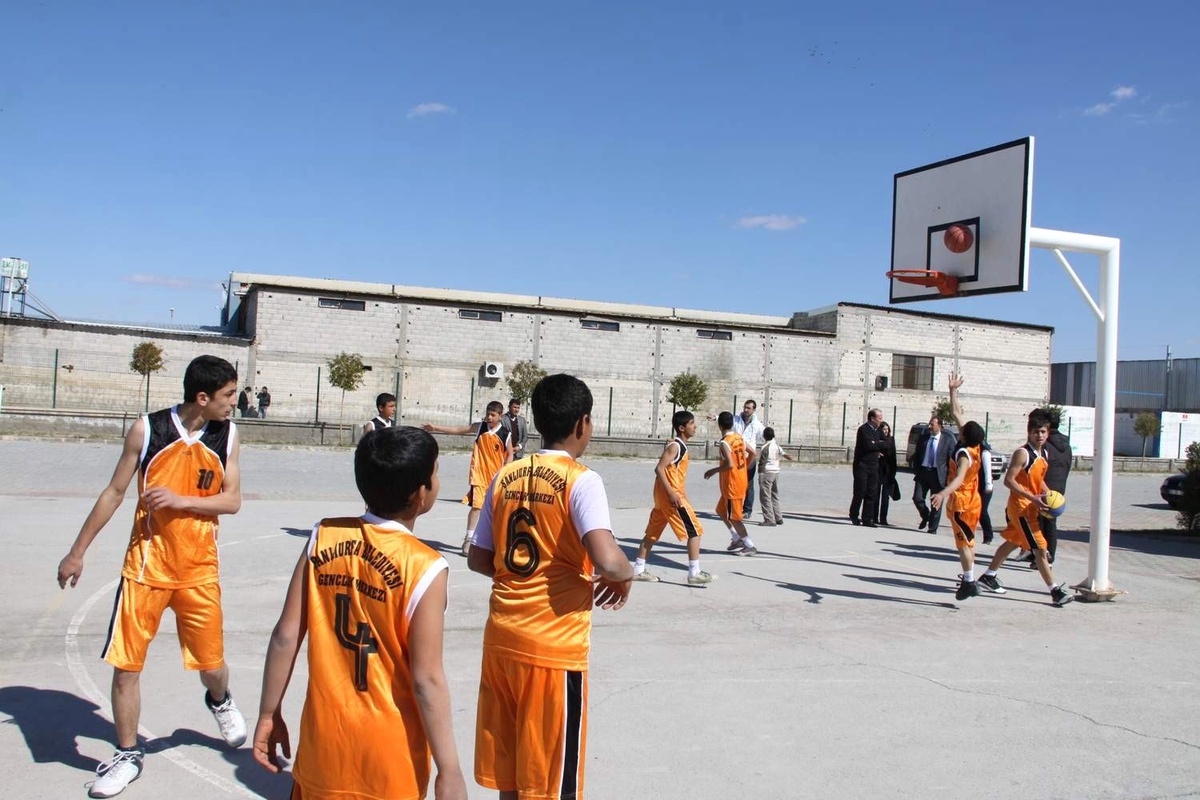 Belediyeden Yüzme Yarışması ve Basketbol Turnuvası