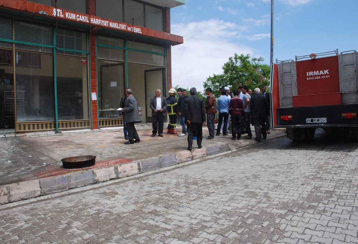 Besni\'de Tatlı İmalathanesinde Yangın