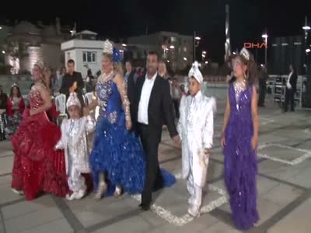 Bursa Roman Düğününde Dolarlar Havada Uçuştu