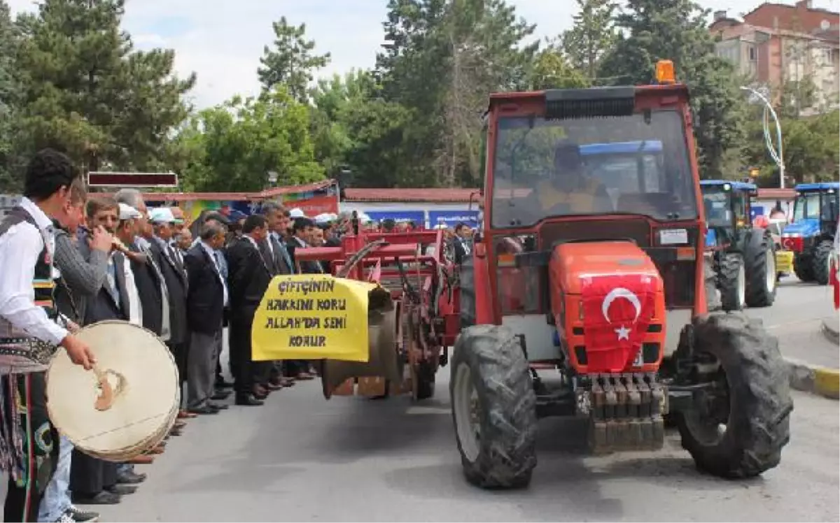 Çiftçilerden Traktörlü Kutlama