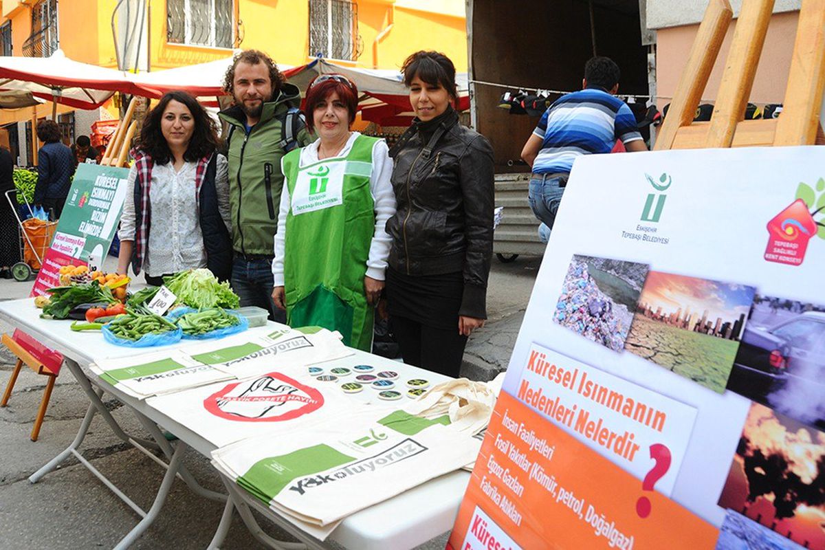 Eskişehir\'in Pazarlarında Bez Torba Dağıtıldı