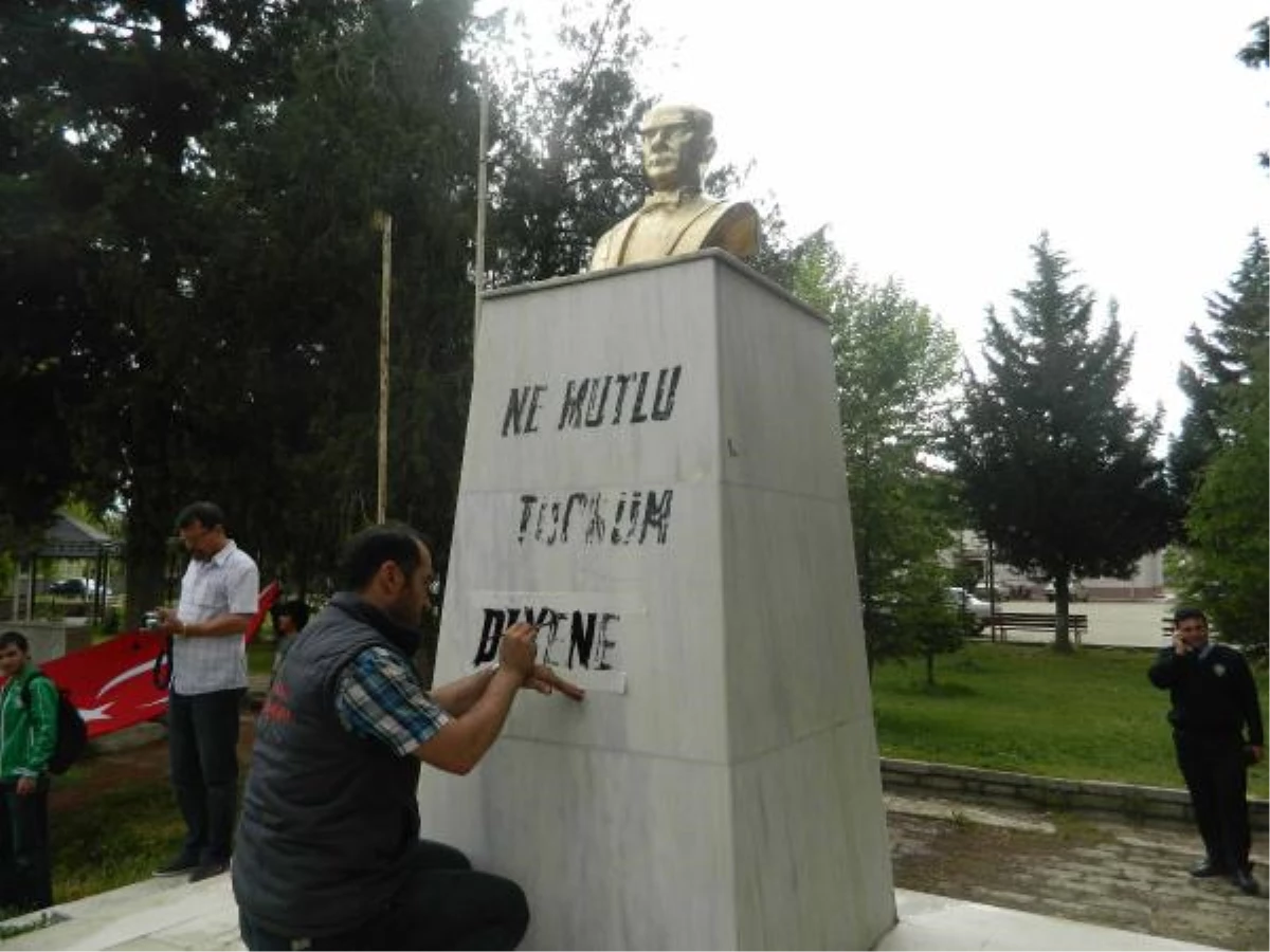 Eylemin Ardından Atatürk\'ün Sözü ve Türk Bayrağı Boyanarak Yenilendi