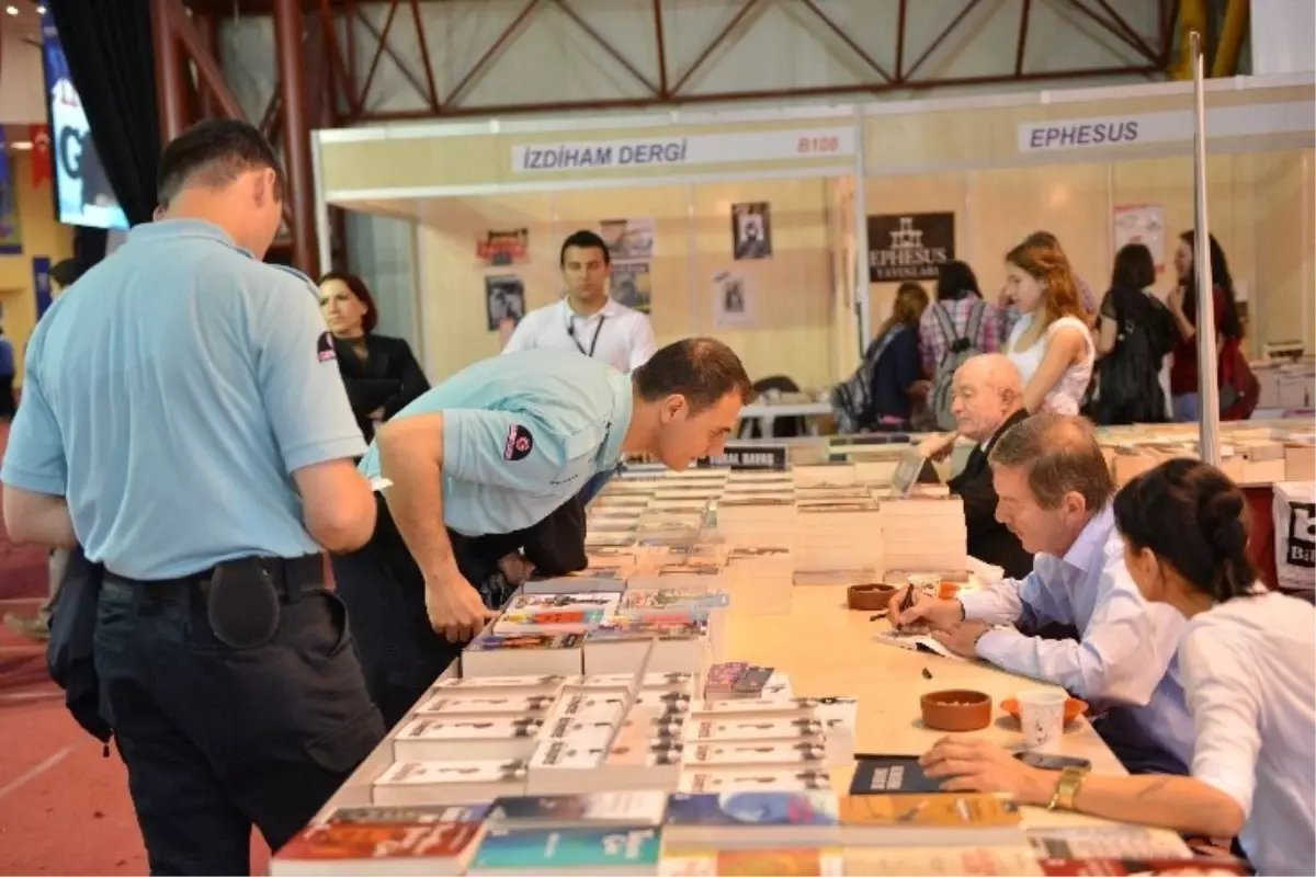 Ferhan Şensoy Kitap Fuarı\'nı Çok Beğendi