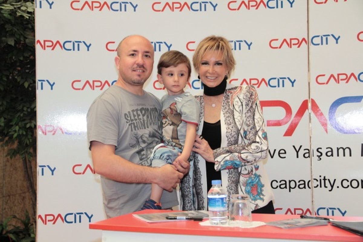 Filiz Akın Capacity\'de Sevenleriyle Buluştu