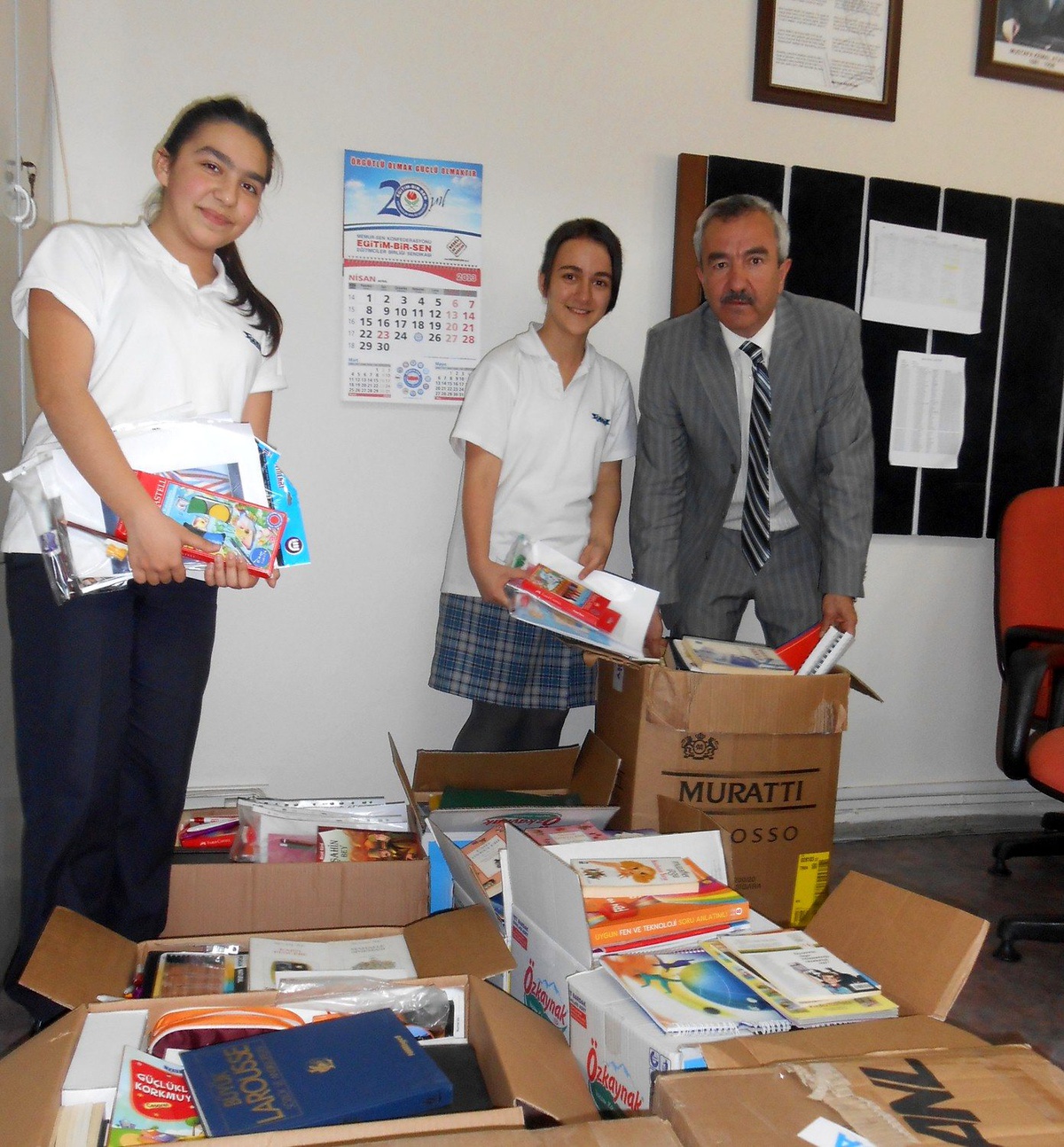 Gemlikli Öğrencilerden Sivas ve Erzincan'a Kitap ve Kırtasiye Yardımı