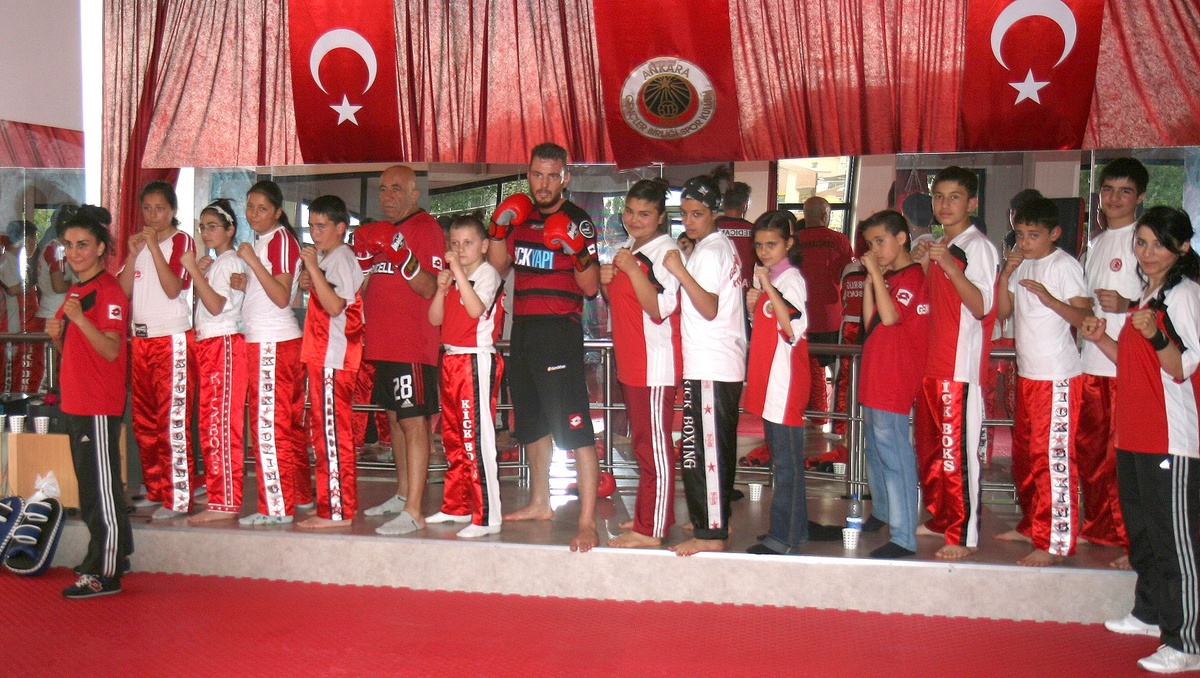 Gençlerbirliği Futbolcusu Aykut\'tan Minik Kick Boksçulara Ziyaret