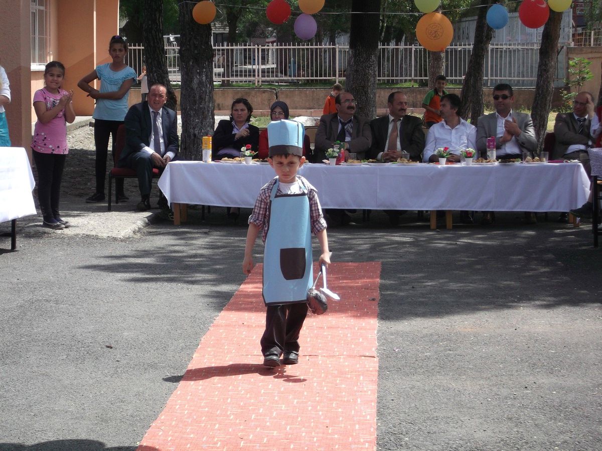 Geri Dönüşüm Malzemeleri ile Defile