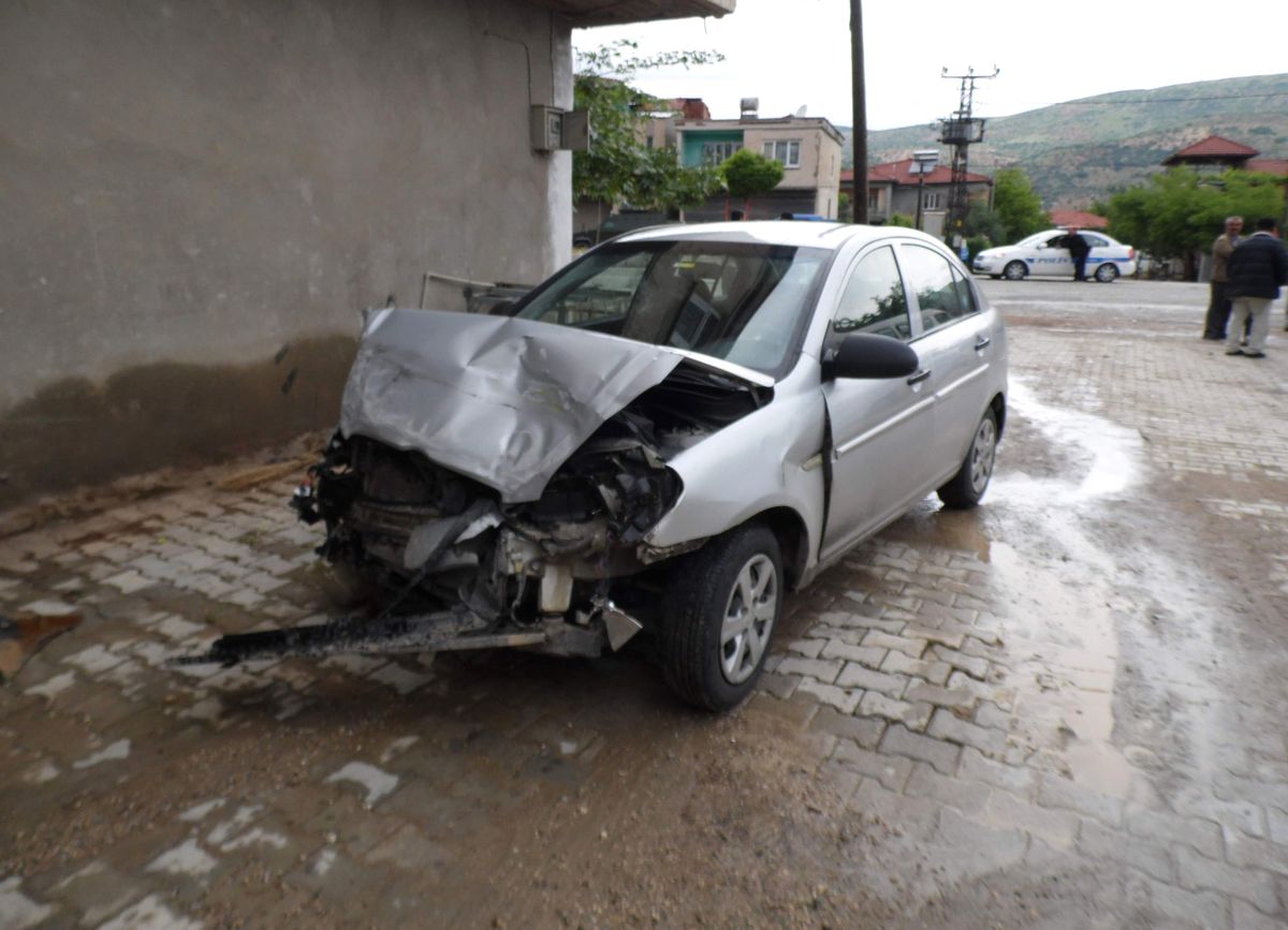 Gölbaşı'da Otomobil ile Minibüs Çarpıştı: 2 Yaralı
